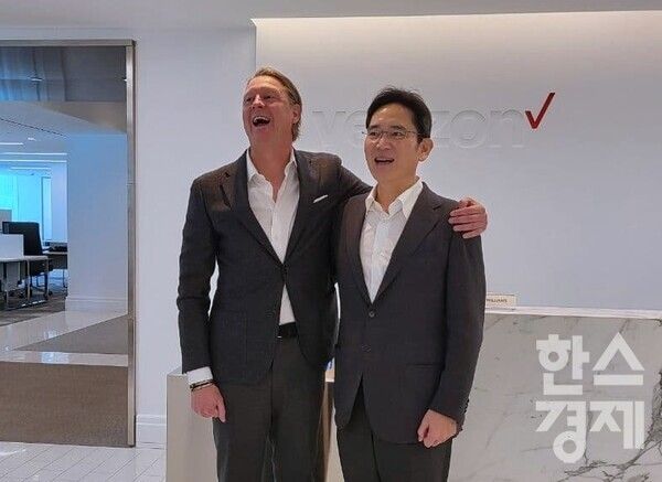2021년 11월 이재용 당시 삼성전자 부회장이 버라이즌 본사를 방문해 한스 베스트베리 CEO와 기념촬영을 하고 있다. / 삼성전자