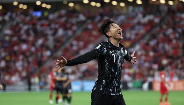 6일(현지시간) 싱가포르 국립경기장에서 열린 2026 북중미 월드컵 아시아 2차 예선 조별리그 C조 5차전 한국과 싱가포르의 경기. 팀 세번째 골을 넣은 손흥민이 세리머니를 하고 있다. /연합뉴스