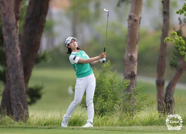 박민지가 7일 강원도 양양 설해원에서 열린 '2024 셀트리온 퀸즈 마스터즈' 1라운드 14번 홀에서 아이언샷 하고 있다. /연합뉴스