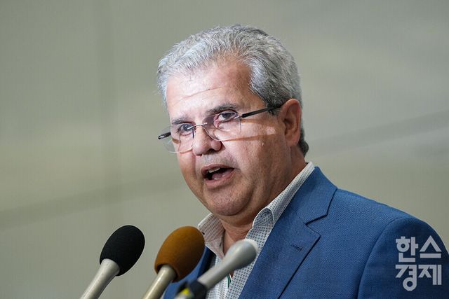 더불어민주당이 윤석열 대통령을 향해 액트지오에 국책사업을 맡긴 전 과정을 공개하라며 압박했다. 사진은 비토르 아브레우(Vitor Abreu) 액트지오 대표가 인천공항에서 취재진에 질문에 대답하고 있는 모습. /최대성 기자 dpdaesung@sporbiz.co.kr 2024.06.05.