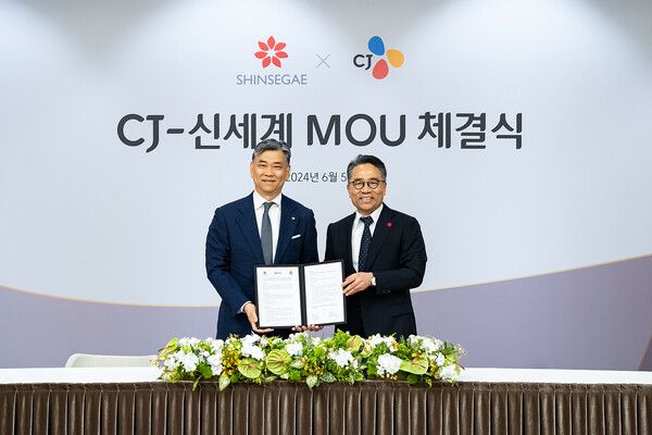지난 5일 서울 중구 CJ인재원에서 열린 'CJ-신세계 사업제휴 합의서 체결식'에서 김홍기 CJ주식회사 대표와 임영록 신세계그룹 경영전략실장이 전략적 사업제휴 합의서를 들고 기념촬영하고 있다. / 신세계 제공