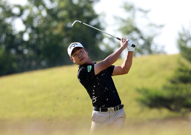 전가람이 7일 경남 양산시 에이원CC에서 열린 제67회 KPGA 챔피언십 with A-ONE CC 2라운드 14번 홀에서 세컨 아이언샷 하고 있다. /연합뉴스