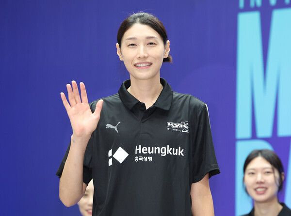 김연경이 7일 오후 서울 송파구 잠실실내체육관 보조 경기장에서 열린 '김연경 국가대표 은퇴 경기 미디어데이'에서 인사하고 있다. /연합뉴스