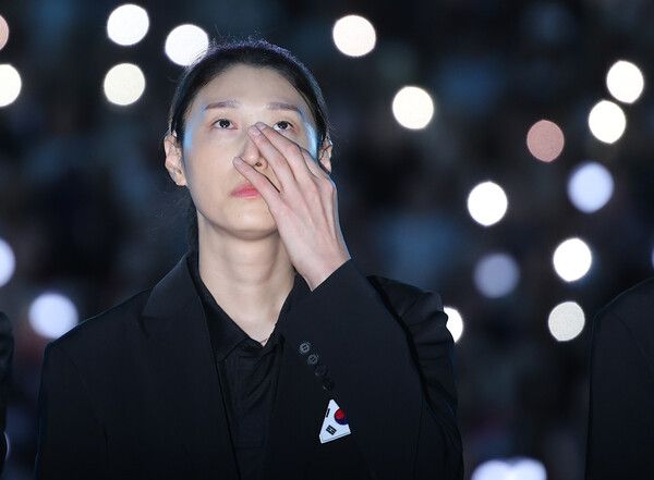 김연경이 8일 서울 송파구 잠실 실내체육관에서 열린 국가대표 은퇴식에서 헌정 영상을 보며 눈가를 닦아내고 있다. /연합뉴스