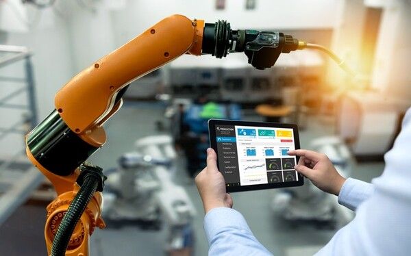 MES(Manufacturing Execution System)를 통한 실시간 모니터링을 통해 생산성 향상 및 효율적 자원관리가 용이해짐. /&nbsp;에임시스템 제공