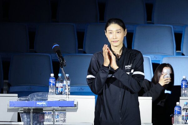 김연경이 9일 서울 송파구 잠실체육관에서 열린 자선재단 KYK 재단 출범식에서 퍼포먼스를 마친 뒤 박수를 치고 있다. /연합뉴스