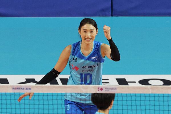 9일 서울 송파구 잠실체육관에서 열린 세계 여자배구 올스타전에서 팀 스타 주장 김연경이 득점에 성공한 뒤 기뻐하고 있다. /연합뉴스