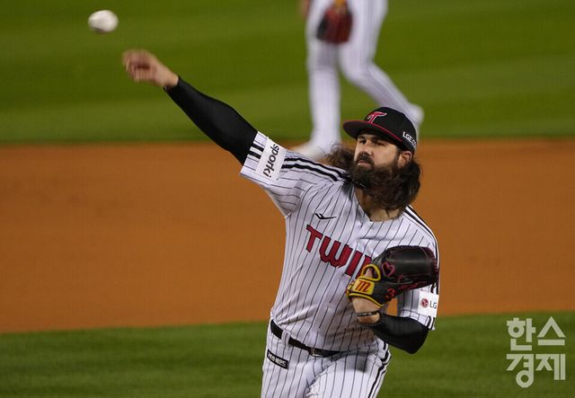 7일 오후 서울 잠실야구장에서 2023 KBO 프로야구 포스트시즌 한국시리즈(KS) LG 트윈스와 KT 위즈의 1차전이 열리고 있다. LG 트윈스 선발 켈리가 공을 던지고 있다. /최대성 기자 dpdaesung@sporbiz.co.kr 2023.11.07.