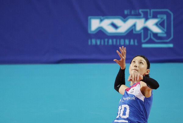 8일 서울 송파구 잠실 실내체육관에서 열린 김연경의 국가대표 은퇴 경기 '팀 대한민국'과 '팀 코리아'의 대결. '팀 대한민국' 김연경이 공격하고 있다. /연합뉴스