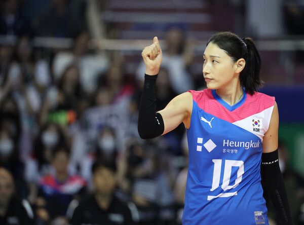 8일 서울 송파구 잠실 실내체육관에서 열린 김연경의 국가대표 은퇴 경기 '팀 대한민국'과 '팀 코리아'의 대결. '팀 대한민국' 김연경이 동료들을 향해 엄지를 들어보이고 있다. /연합뉴스