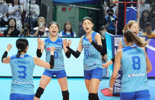 9일 서울 송파구 잠실체육관에서 열린 세계 여자배구 올스타전에서 팀 스타 김연경(10번)이 득점에 성공한 후 동료들과 기쁨을 나누고 있다. /연합뉴스