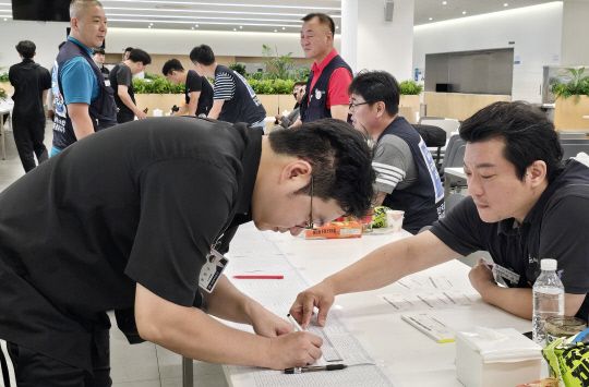 현대차 노조 조합원들이 12일 울산공장 등에서 올해 임협 잠정합의안에 대한 찬반투표를 하고 있다. / 사진=현대차 노조.