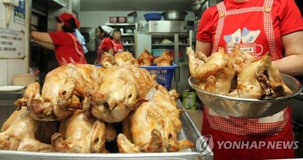 소상공인들은 배달의민족이 업계 60%를 점유한 이후 수수료를 올린 것을 지적한다. / 연합