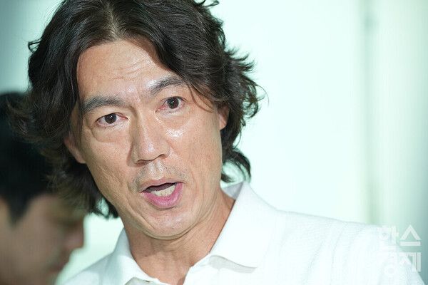 홍명보 한국 축구 국가대표팀 신임 감독이 15일 인천국제공항에서 유럽을 향해 출국하기 전 취재진과 만나 입장을 밝히고 있다. /최대성 기자