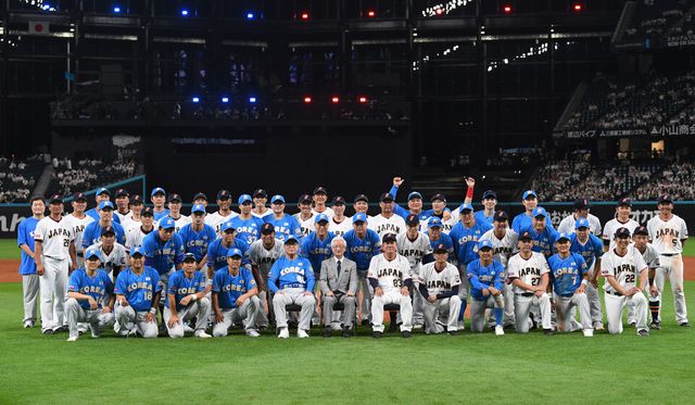 &nbsp;22일 일본 홋카이도 에스콘필드에서 열린 한일 드림 플레이어즈 게임. 경기 후 양팀 감독과 선수들이 기념촬영을 하고 있다. /연합뉴스