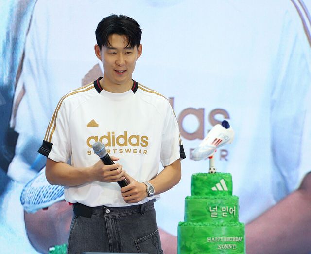 축구 국가대표 손흥민이 6일 오후 서울 영등포 타임스퀘어에서 열린 아디다스 F50 발매 기념 팬미팅 행사에서 생일(7월 8일)을 앞두고 행사 주최측이 준비한 케이크를 보며 웃고 있다. /연합뉴스