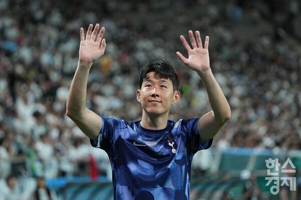 토트넘 홋스퍼 손흥민이 지난달 31일 오후 서울월드컵경기장에서 열린 쿠팡플레이 시리즈 1경기를 마친 후 팬들에게 인사하고 있다. 경기는 4-3으로 토트넘이 승리했다. /최대성 기자
