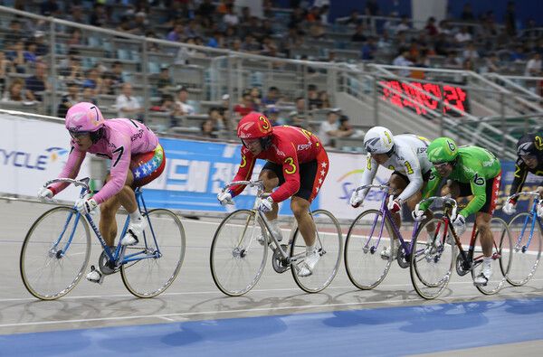 광명스피돔에서 특선급에 출전한 선수들이 경주를 펼치고 있다. /국민체육진흥공단 제공