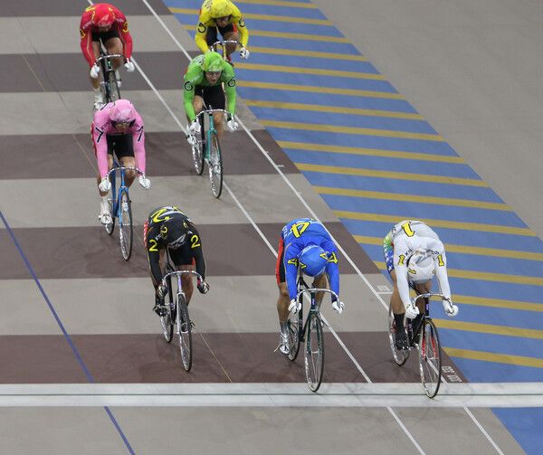 광명스피돔에서 출전 선수들이 결승선을 앞두고 전력을 다하고 있다. /국민체육진흥공단 제공