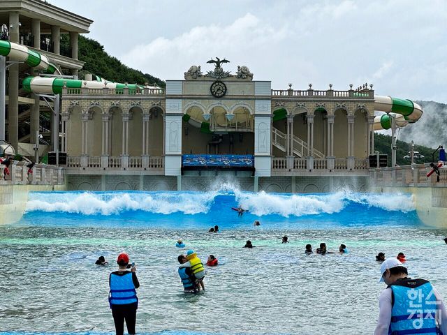 강원랜드 하이원 워터월드 야외 파도풀. /강상헌 기자