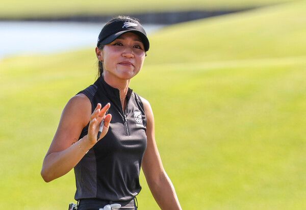 10일(현지시간) 프랑스 파리 인근 기앙쿠르의 르골프 나쇼날에서 열린 2024 파리올림픽 골프 여자 개인전 4라운드 18번홀에서 뉴질랜드의 리디아 고가 10언더파로 금메달을 획득한 뒤 감격스러운 표정으로 인사하고 있다. /연합뉴스