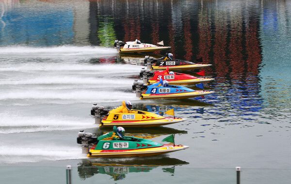 지난해 미사리 경정장에서 열린 스포츠경향배 대상 경정 결승 경주에서 선수들이 힘차게 출발하고 있다. /국민체육진흥공단 제공