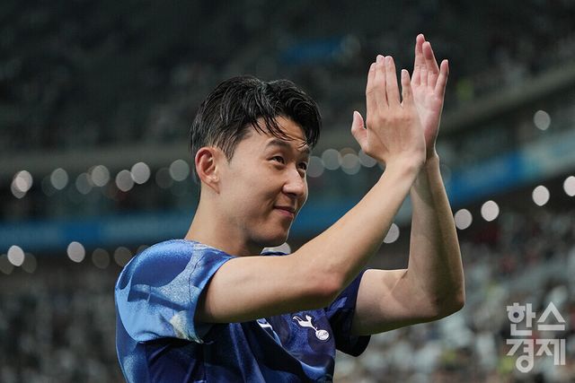 토트넘 홋스퍼 손흥민이 3일 오후 서울월드컵경기장에서 열린 쿠팡플레이 시리즈 2차전을 마친 후 팬들에게 인사하고 있다. 이날 경기는 뮌헨이 2-1로 토트넘에 승리했다. /최대성 기자 2024.08.03.