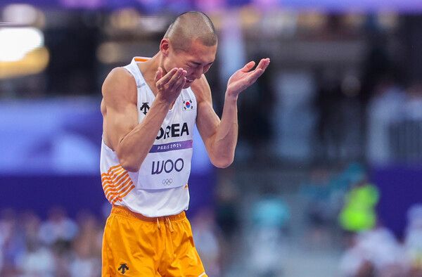 10일(현지시간) 프랑스 파리 스타드 드 프랑스에서 열린 2024 파리올림픽 육상 남자 높이뛰기 결선에 출전한 한국의 우상혁이 2m 31cm를 거듭 실패한 뒤 아쉬워하고 있다. /연합뉴스