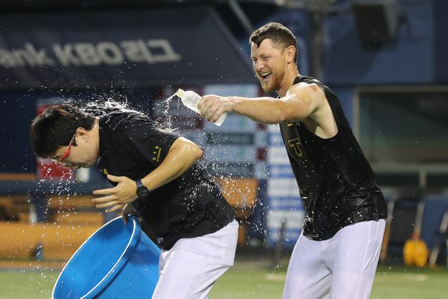 라우어는&nbsp;17일 잠실구장에서 열린 2024 신한 SOL 뱅크 KBO리그 LG 트윈스와 경기에서 5이닝 동안 삼진 7개를 잡아내며 5피안타 1실점으로 승리 투수가 됐다. /KIA 제공