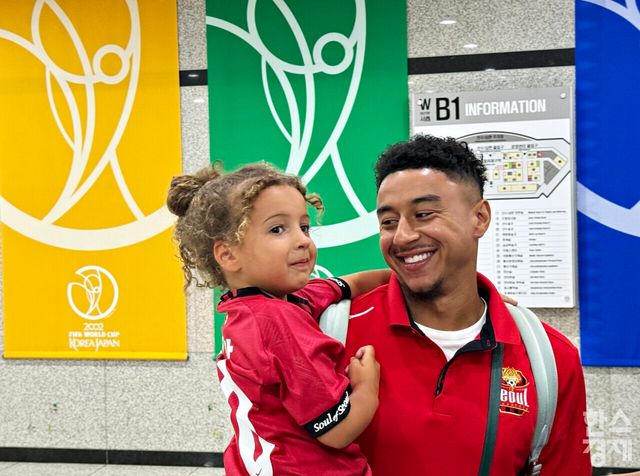 프로축구 K리그1(1부) FC서울 제시 린가드(오른쪽)와 딸 호프 린가드. /강상헌 기자
