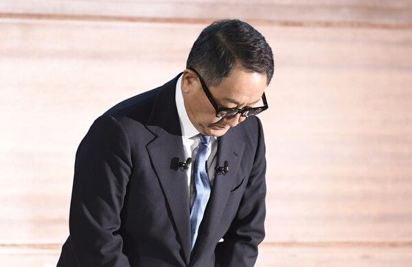 도요다 아키오 일본 도요타자동차그룹 회장이 지난 30일 나고야 도요타산업기술기념관에서 기자회견을 열고 고개 숙여 사과하고 있다. / 연합뉴스 제공
