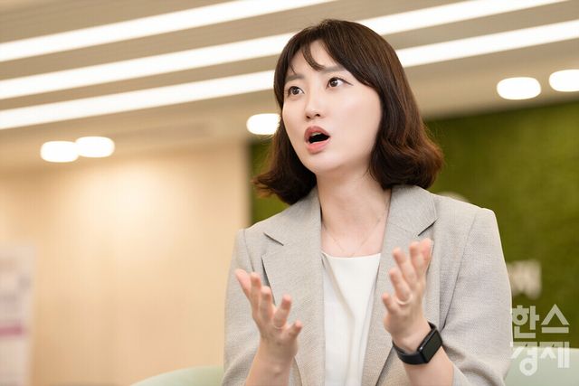 전민지 팀장이 19일 서울 노원구 신한은행 노원지점 연금라운지에서 본지와 인터뷰를 하고 있다. /최대성 기자 dpdaesung@sporbiz.co.kr 2024.08.19.