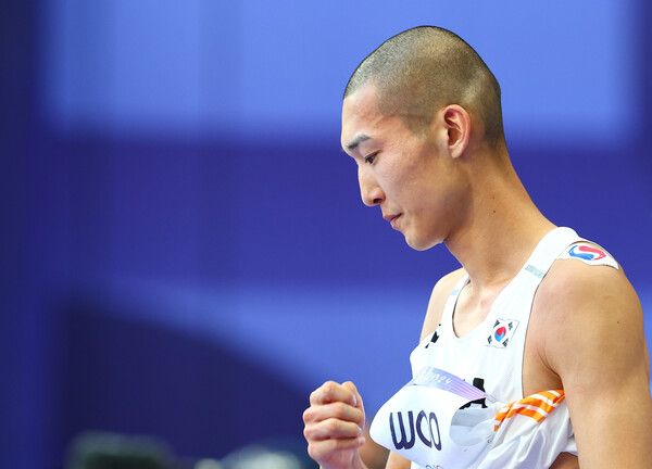 10일(현지시간) 프랑스 파리 스타드 드 프랑스에서 열린 2024 파리올림픽 육상 남자 높이뛰기 결선에 출전한 한국의 우상혁이 2m31 3차 시기에 실패한 뒤 아쉬워하고 있다. /연합뉴스