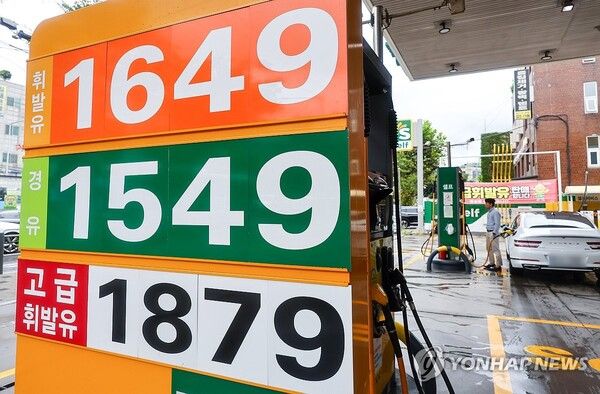 서울 시내 한 주유소에 표시된 유가 정보./연합뉴스 제공
