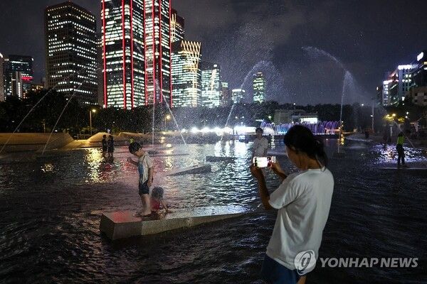 열대야에 시민들이 저녁에도 야외활동을 하고 있다./연합뉴스 제공