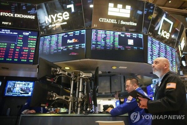 미국의 7월 고용지표가 시장전망치를 크게 하회하자 뉴욕 증시 3대 지수가 2일(현지시간) 폭락세를 이어갔다. / 연합뉴스