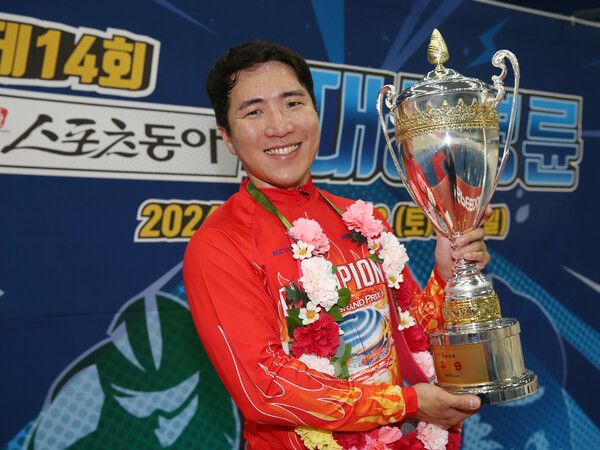 4일 광명스피돔에서 열린 ‘제14회 스포츠동아배 대상 경륜’에서 우승을 차지한 임채빈이 트로피를 들어올리며 우승을 자축하고 있다. /국민체육진흥공단 제공