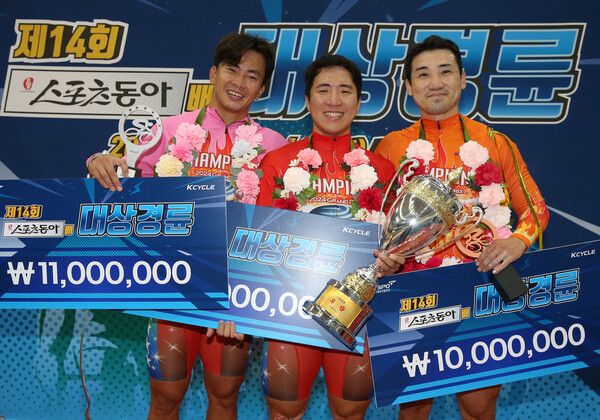 4일 광명스피돔에서 열린 ‘제14회 스포츠동아배 대상 경륜’에서 입상한 선수들이 기념사진을 촬영하고 있다.(왼쪽부터 2위 정종진, 1위 임채빈, 3위 신은섭). /국민체육진흥공단 제공