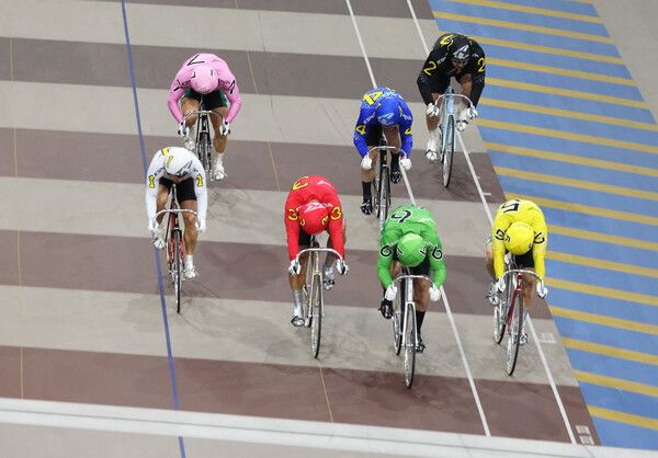 광명스피돔에서 경주에 출전한 우수급 선수들이 결승선을 앞두고 전력을 다하고 있다. /국민체육진흥공단 제공