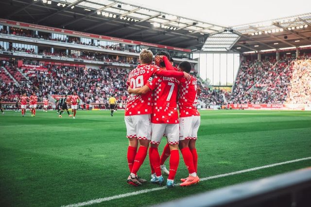 동점 골을 넣은 이재성(가운데). /