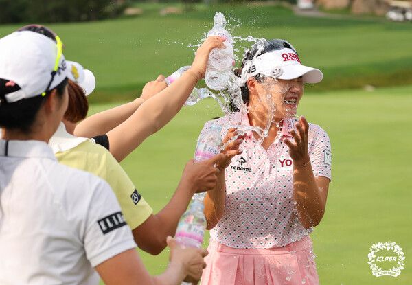 노승희가 2024 한국여자프로골프(KLPGA) 투어 OK저축은행 읏맨 오픈에서 최종 우승컵을 차지했다.&nbsp;/ 연합뉴스&nbsp;