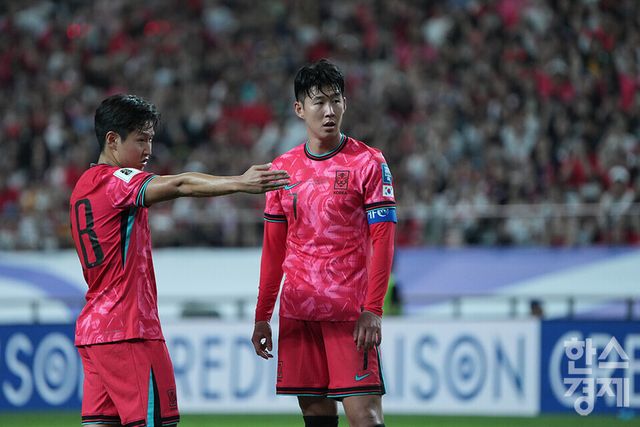 대한민국 손흥민과 이강인이 5일 오후 서울월드컵경기장에서 열린 2026 FIFA 월드컵 아시아 3차 예선 팔레스타인전서 프리킥 찬스를 맞아 의논하고 있다. /최대성 기자 dpdaesung@sporbiz.co.kr 2024.09.05.