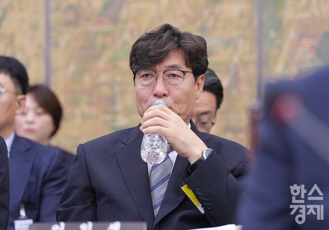 이임생 대한축구협회기수총괄이사가 24일 서울 여의도 국회에서 열린 문화체육관광위원회 전체회의에 출석해 물을 마시고 있다. /최대성 기자 dpdaesung@sporbiz.co.kr 2024.09.24.