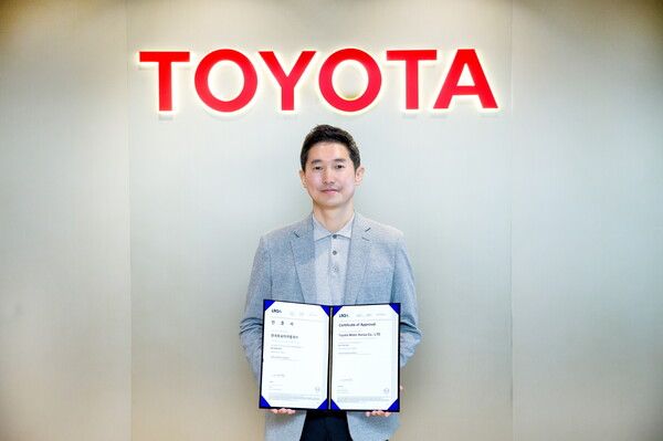 이병진 한국토요타자동차 부사장이&nbsp;ISO 37301 인증서를 들고 기념 촬영을 하고 있다./&nbsp;한국토요타자동차