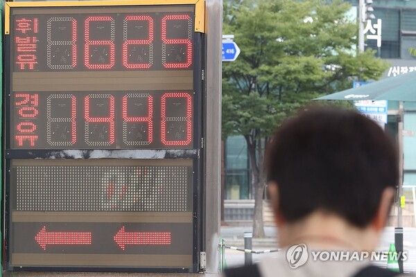국 주요소의 휘발유, 경유 가격이 9주째 하락했다. /연합뉴스