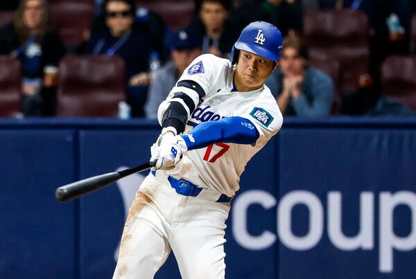21일 서울 구로구 고척스카이돔에서 열린 2024 미국 메이저리그(MLB) 월드투어 서울시리즈 공식 개막전 샌디에이고 파드리스와 LA 다저스의 2차전 경기, 2회말 1사 주자 2,3루 상황 LA다저스 오타니 쇼헤이가 1타점 희생플라이를 치고 있다. /연합뉴스