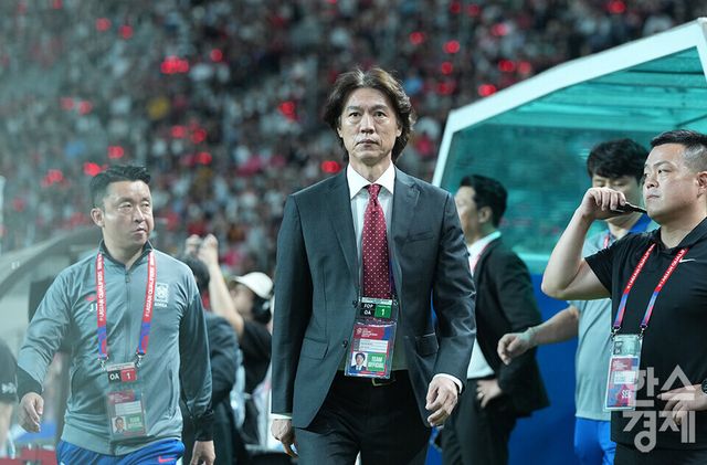대한민국 홍명보 감독이 5일 오후 서울월드컵경기장에서 열린 2026 FIFA 월드컵 아시아 3차 예선 팔레스타인전을 위해 그라운드로 입장하고 있다. /최대성 기자 dpdaesung@sporbiz.co.kr 2024.09.05.