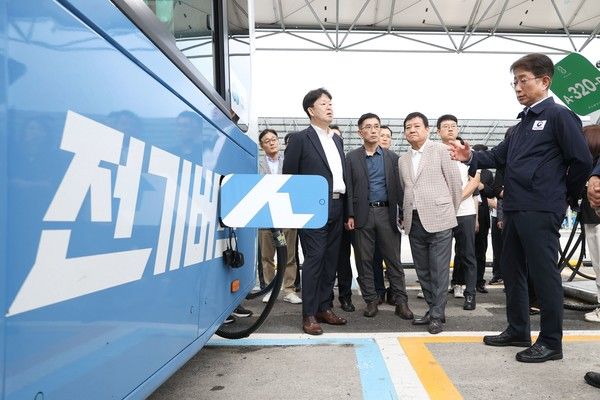 국토교통부는 박상우 국토교통부 장관이 6일 경기 수원시 공영 버스차고지를 찾아 전기버스 안전관리 현황을 점검했다고 밝혔다. / 국토교통부