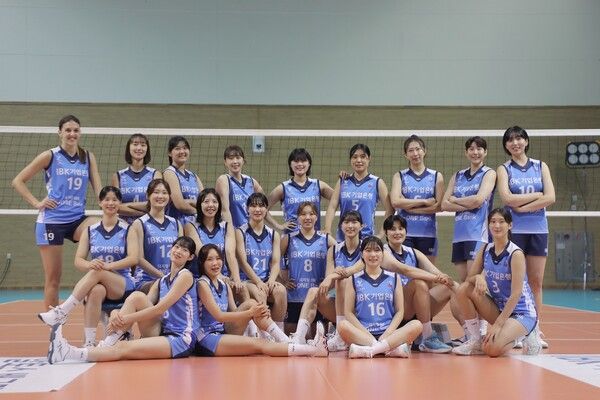 프로배구 V리그 여자부 IBK기업은행 2024-2025시즌 단체사진. /IBK기업은행 제공