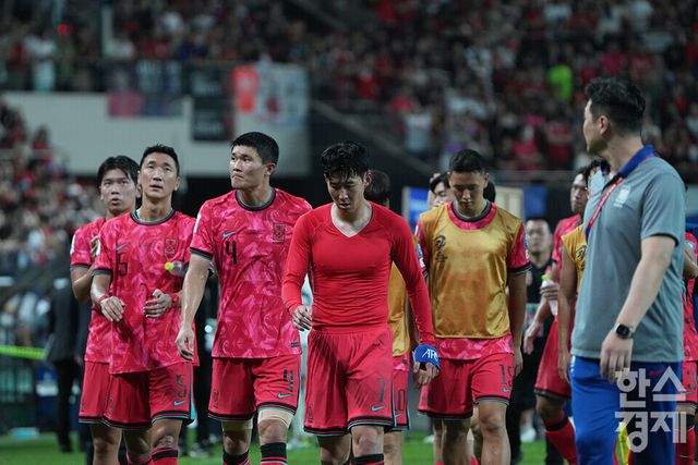 대한민국 선수들이 5일 오후 서울월드컵경기장에서 열린 2026 FIFA 월드컵 아시아 3차 예선 팔레스타인전을 마친 후 팬들에게 인사하기 위해 이동하고 있다. /최대성 기자 dpdaesung@sporbiz.co.kr 2024.09.05.